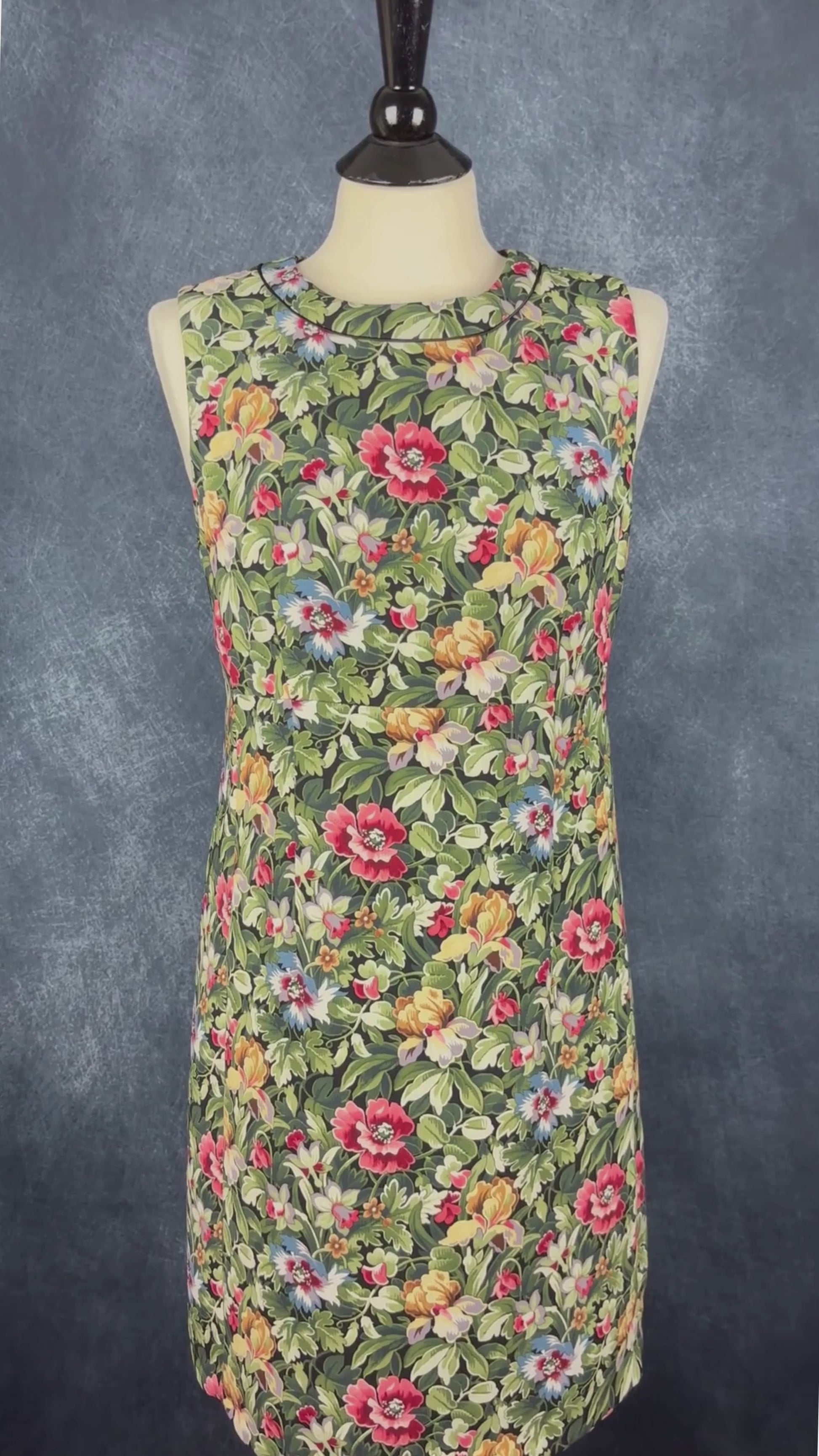 Robe droite florale Tristan, taille 8. Vue de la vidéo qui présente tous les détails de la robe.