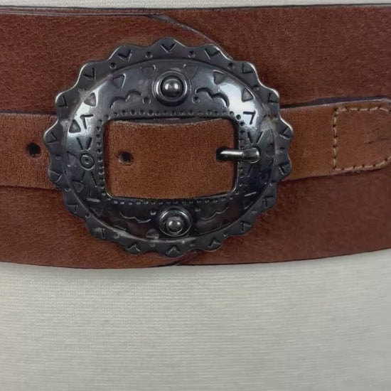 Ceinture large en cuir brun Massimo Dutti, taille estimée xs/s. Vue de la vidéo qui présente tous les détails de la ceinture.