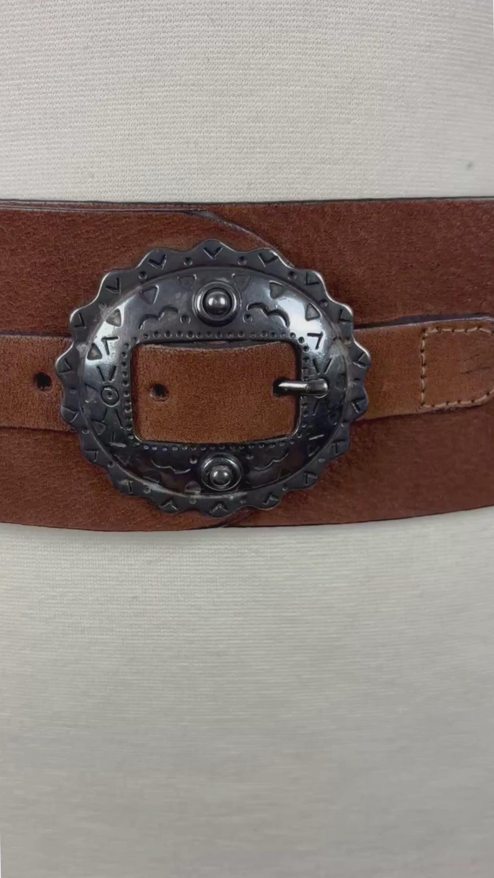 Ceinture large en cuir brun Massimo Dutti, taille estimée xs/s. Vue de la vidéo qui présente tous les détails de la ceinture.