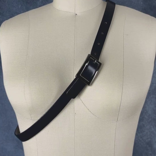 Ceinture noire en cuir véritable Landes, taille medium. Vue de la vidéo qui présente tous les détails de la ceinture.