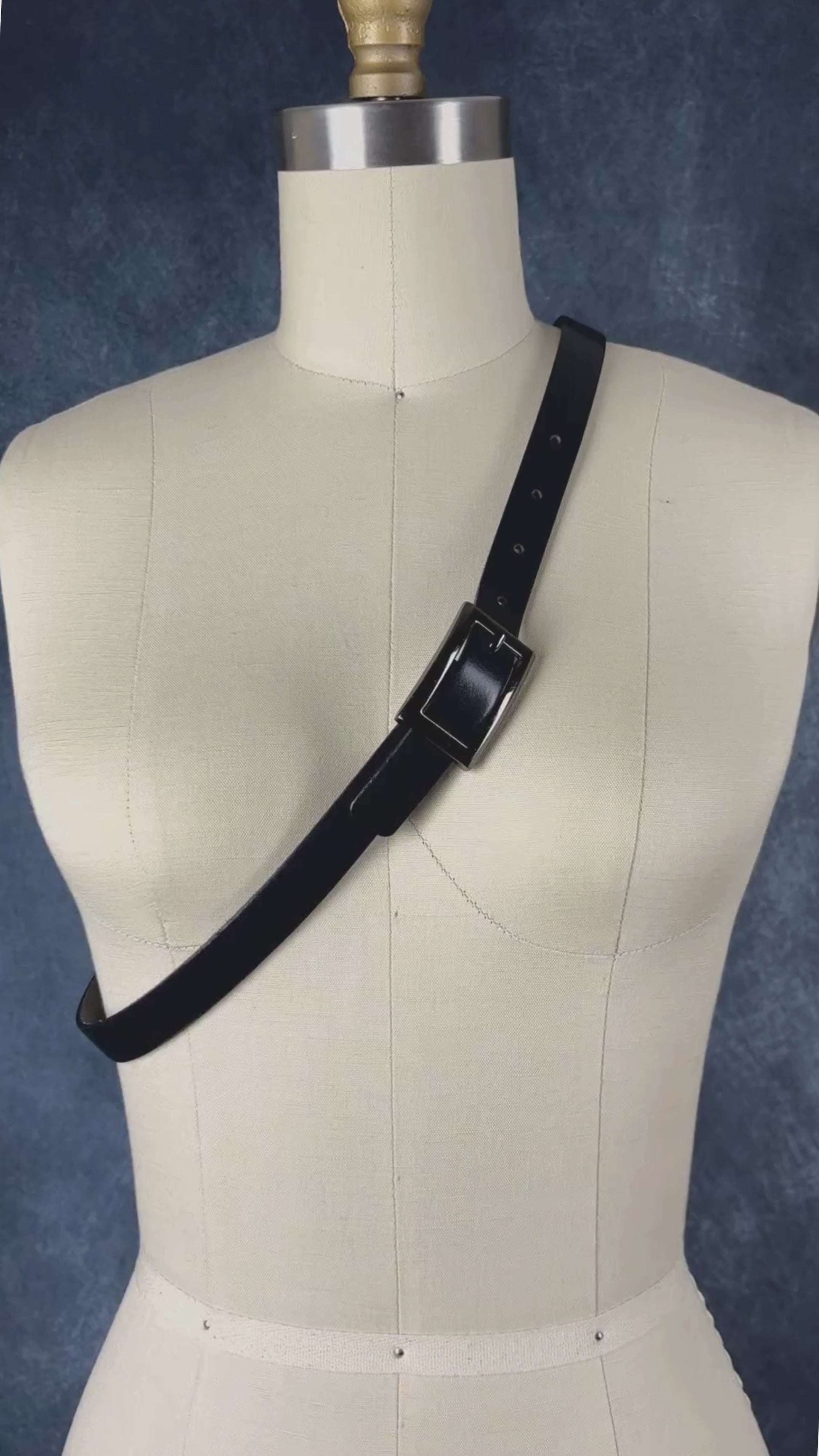 Ceinture noire en cuir véritable Landes, taille medium. Vue de la vidéo qui présente tous les détails de la ceinture.