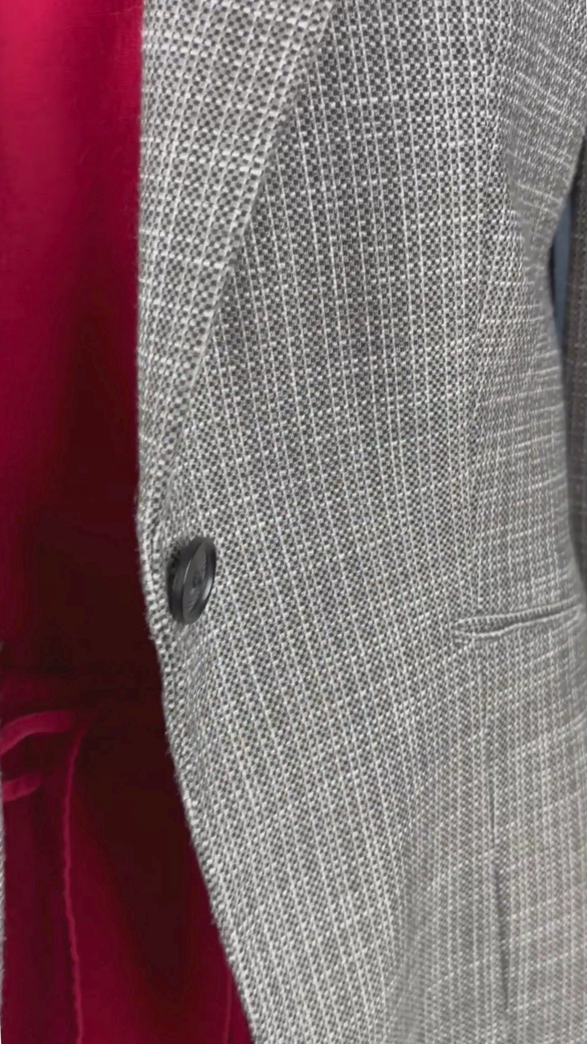 Blazer en tweed léger teintes de gris Teenflo, taille 8. Vue de la vidéo qui présente tous les détails du blazer.
