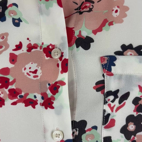 Chemisier crème fluide floral coloré Tristan, taille small. Vue de la vidéo qui présente tous les détails du chemisier et de ses agencements.
