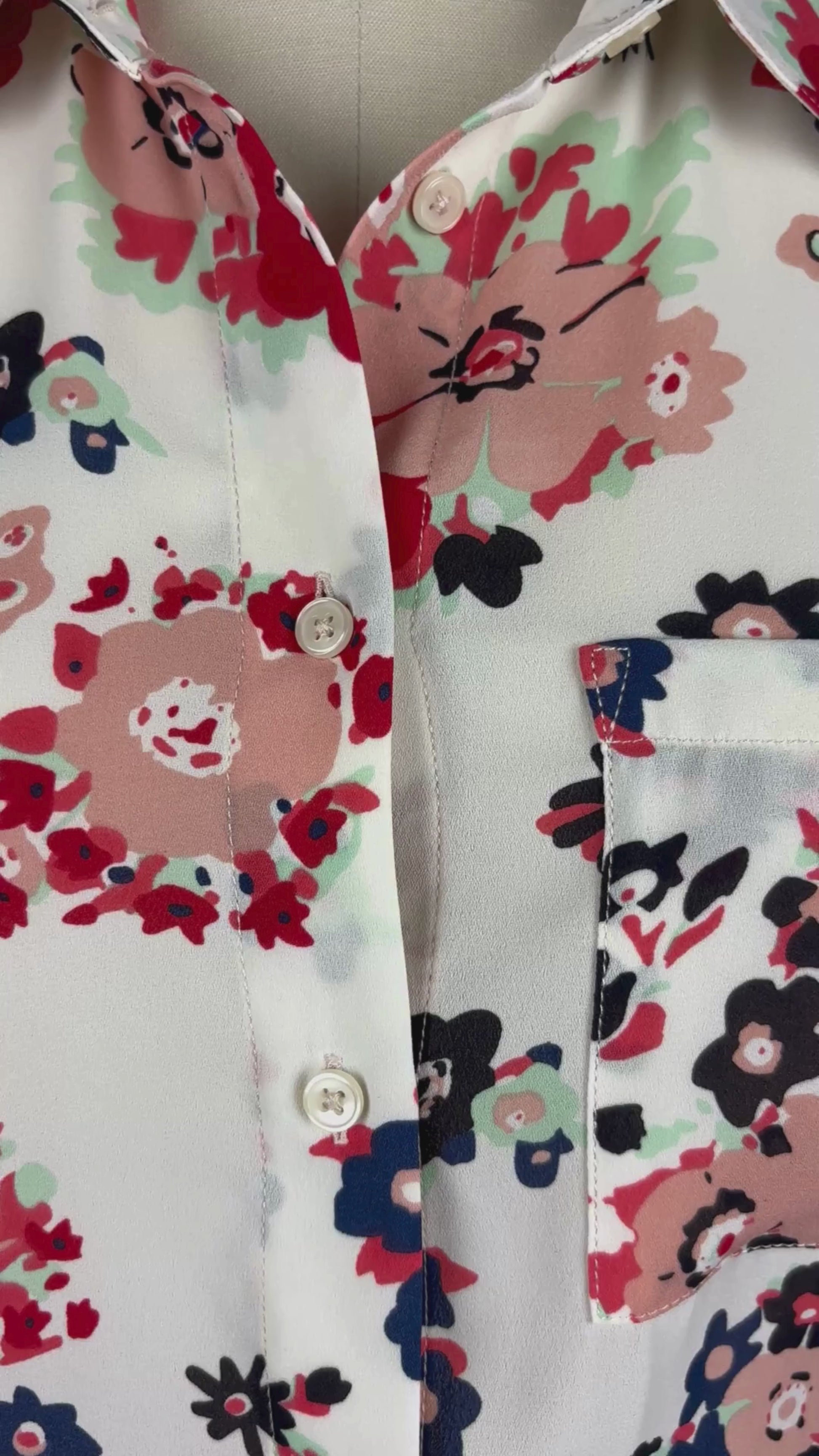 Chemisier crème fluide floral coloré Tristan, taille small. Vue de la vidéo qui présente tous les détails du chemisier et de ses agencements.