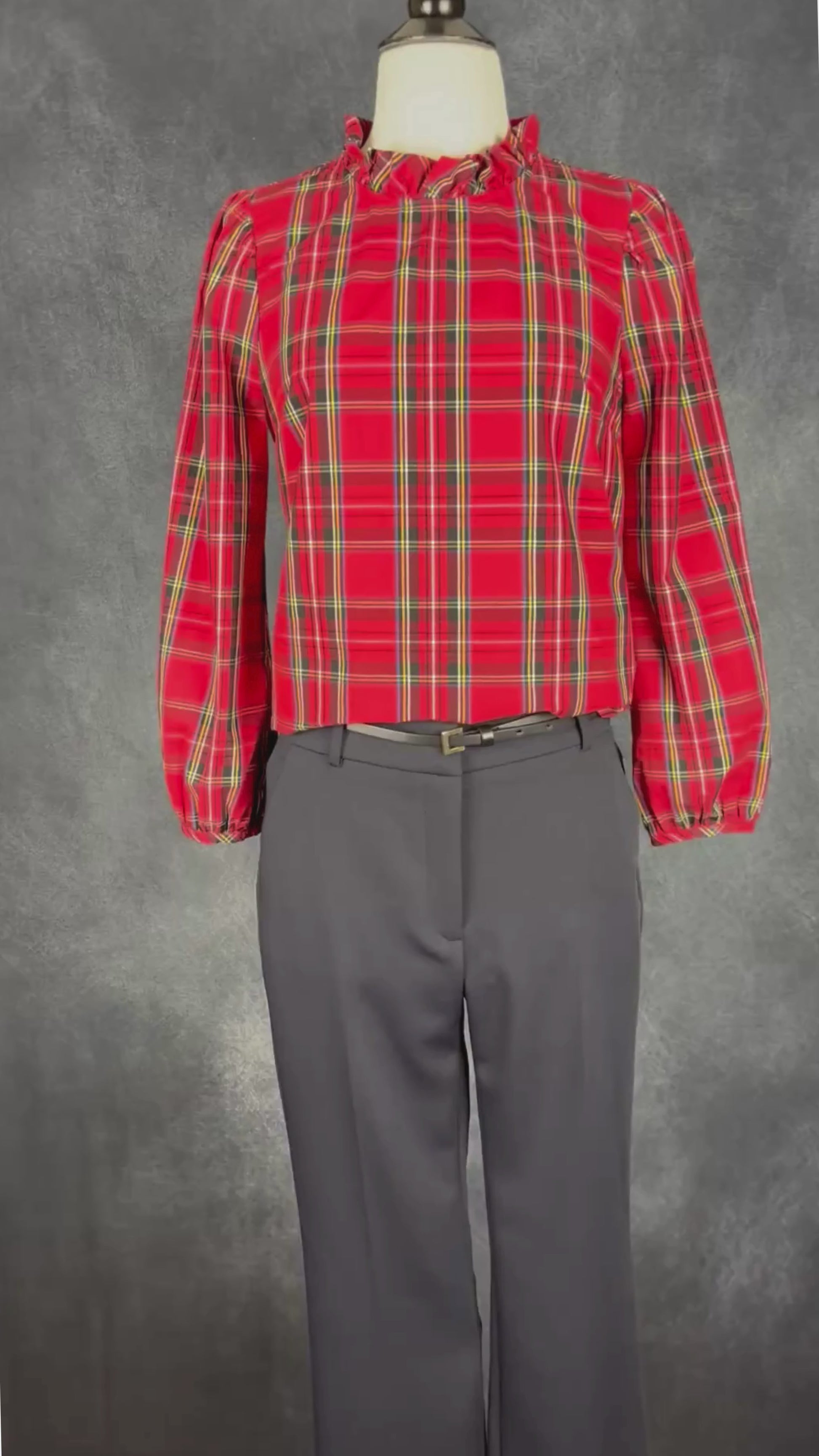 Pantalon classique marine foncé à jambe droite Iris Setlakwe, taille 2. Vue de la vidéo qui présente tous les détails du pantalon.