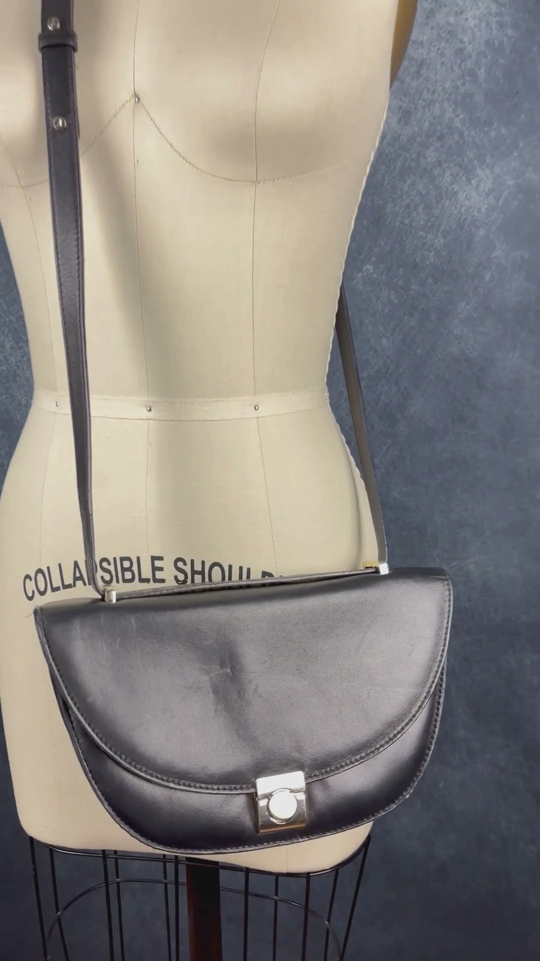 Sac en cuir lisse en demi-lune avec courroie type bandoulière, Flattered. Vue de la vidéo qui présente tous les détails du sac.