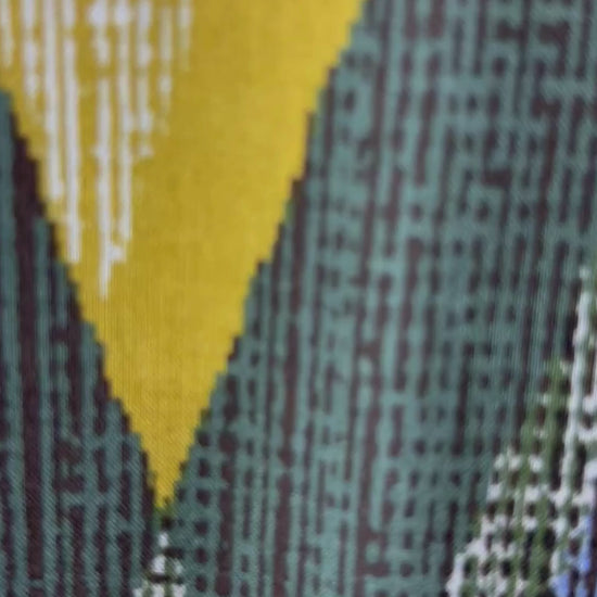 Robe fluide et douce à manches courtes et à motifs colorés automnaux La Fée Maraboutée, taille 44 (env. large). Vue de la vidéo qui présente tous les détails de la robe.