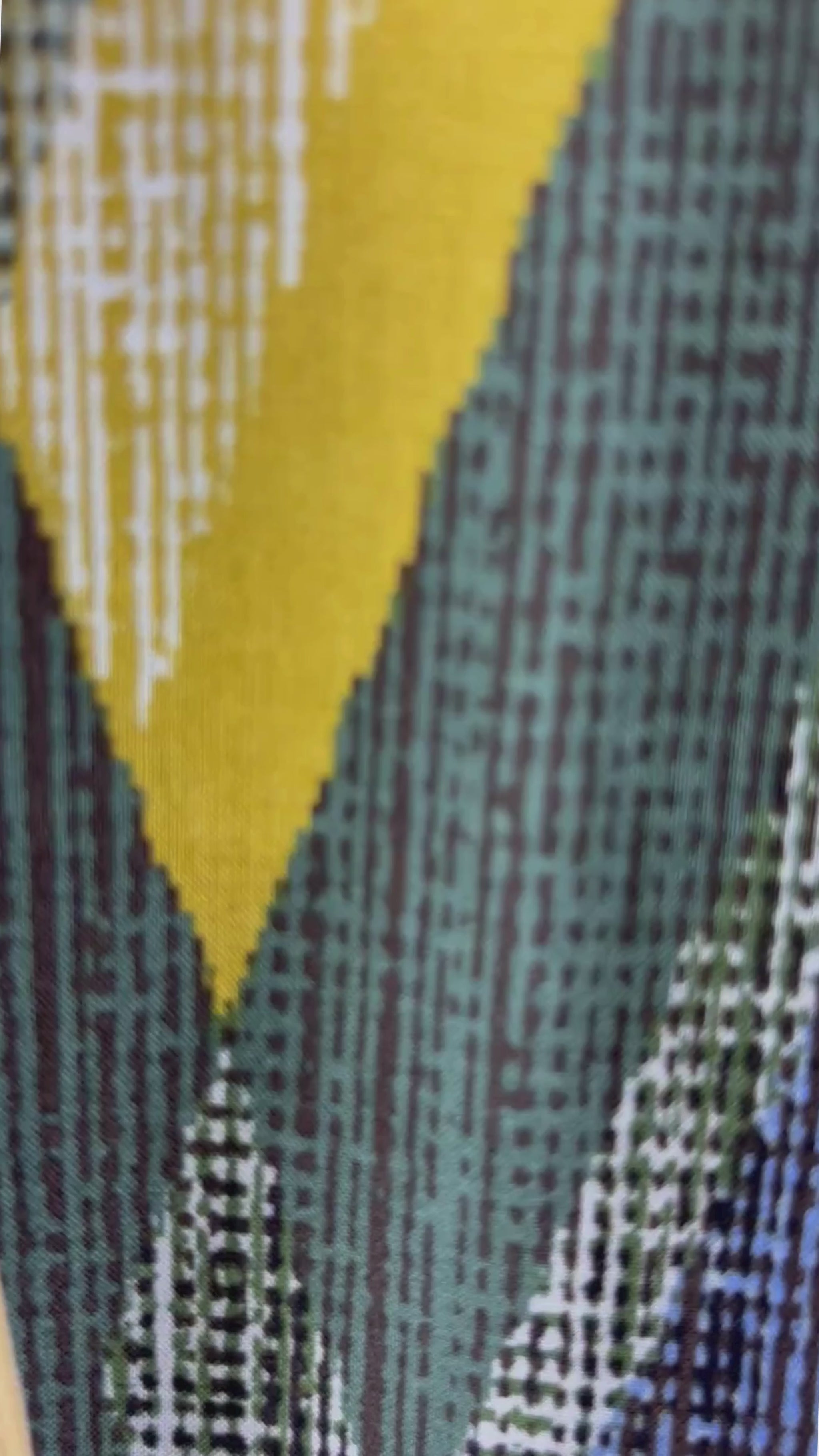 Robe fluide et douce à manches courtes et à motifs colorés automnaux La Fée Maraboutée, taille 44 (env. large). Vue de la vidéo qui présente tous les détails de la robe.