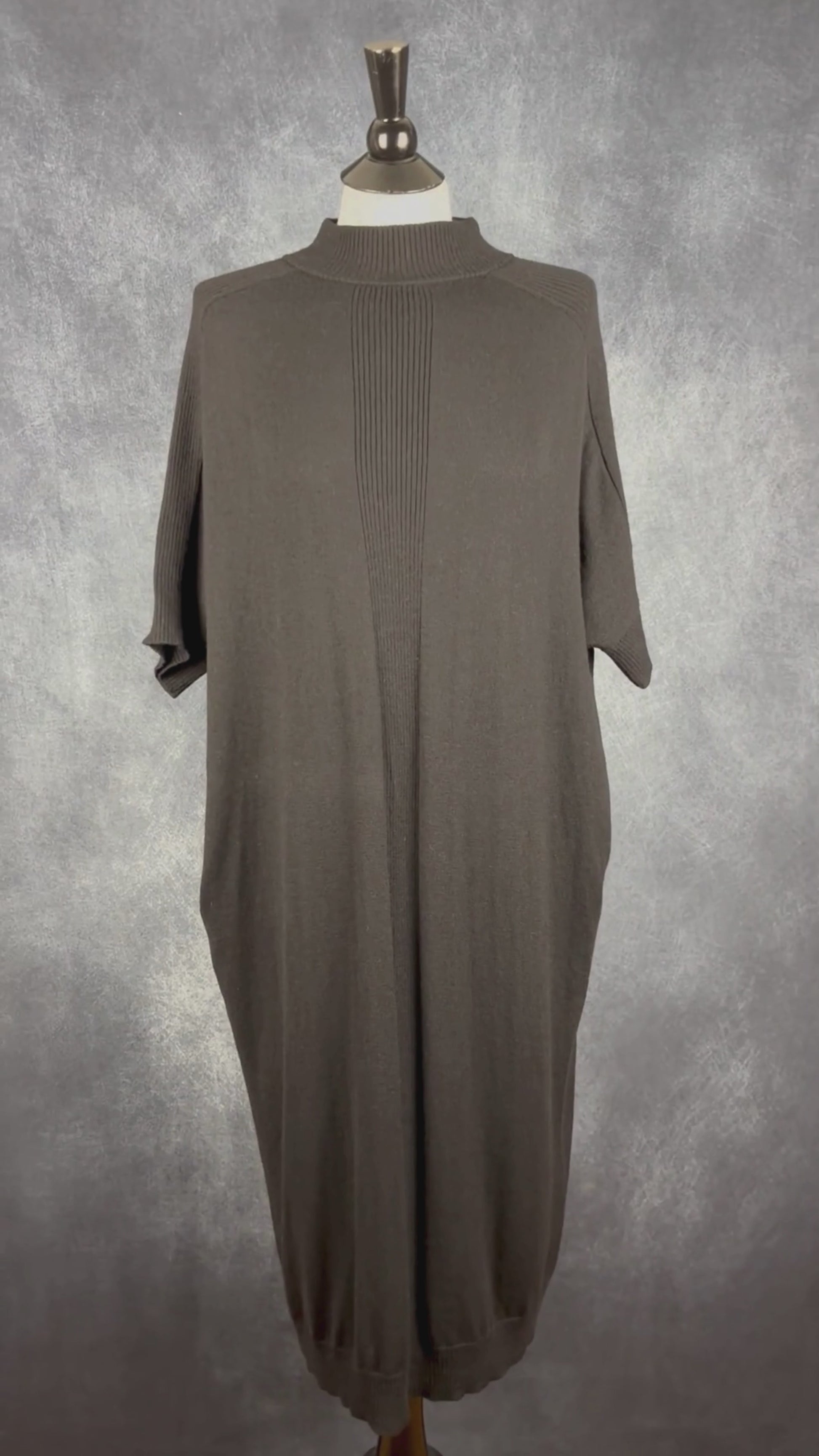 Robe mi-longue en tricot noir avec poches en mélange de laine mérinos Denis Gagnon + Edito par Simons, taille m/l. Vue de la vidéo qui présente tous les détails de la robe.