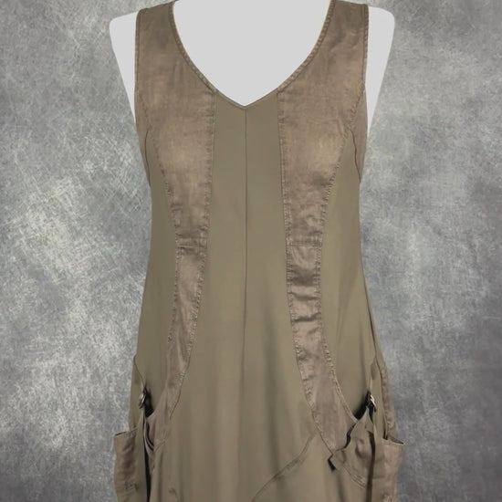 Robe grise coupe ballon sport chic bi-matière lin et nylon, Lauren Vidal, taille medium. Vue de la vidéo qui présente tous les détails de la robe.