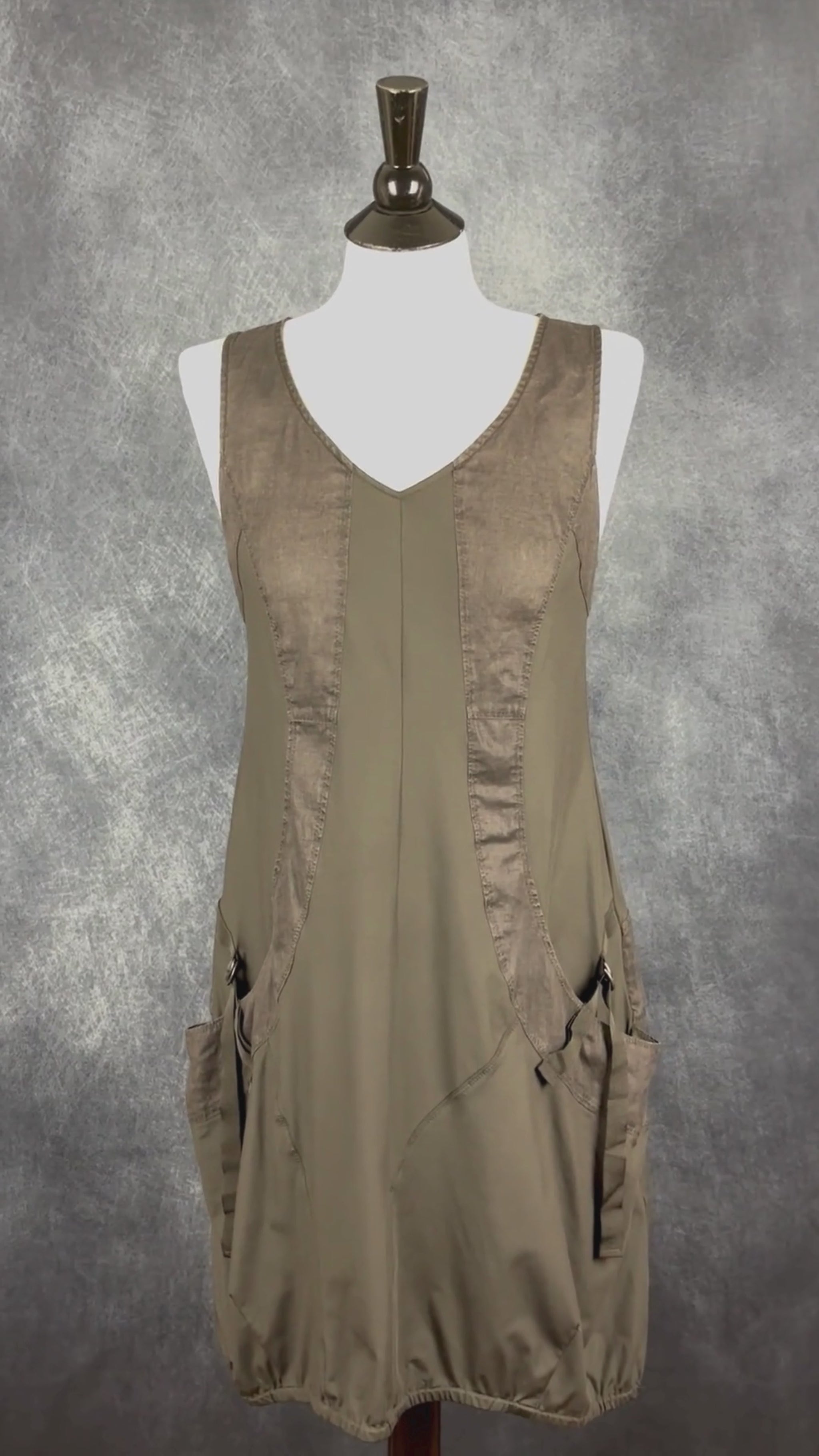 Robe grise coupe ballon sport chic bi-matière lin et nylon, Lauren Vidal, taille medium. Vue de la vidéo qui présente tous les détails de la robe.