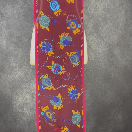 Foulard rectangulaire long Lanvin Paris, motifs floraux aux couleurs automnales. Vue de la vidéo qui présente tous les détails du foulard.