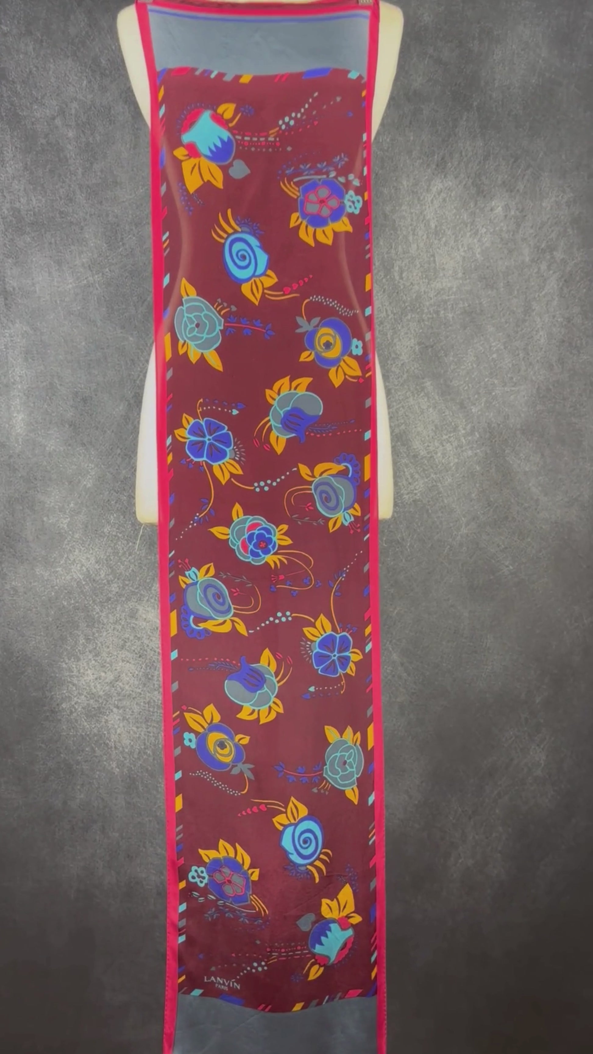 Foulard rectangulaire long Lanvin Paris, motifs floraux aux couleurs automnales. Vue de la vidéo qui présente tous les détails du foulard.