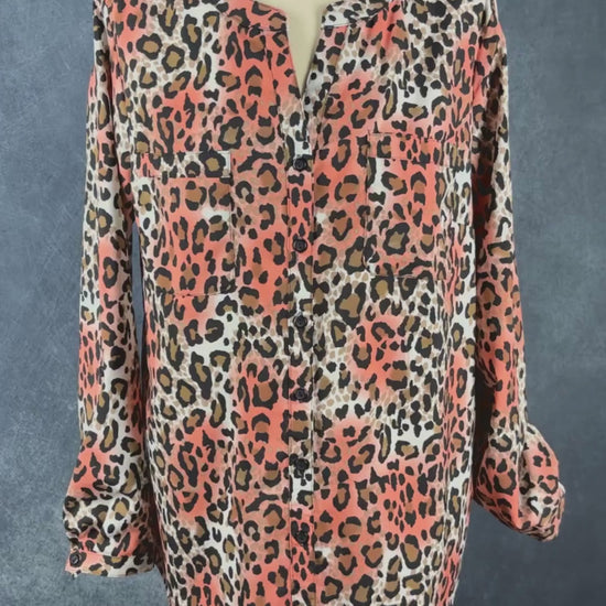 Blouse colorée motif léopard Maison Cinqcent, taille large. Vue de la vidéo qui présente tous les détails de la blouse.