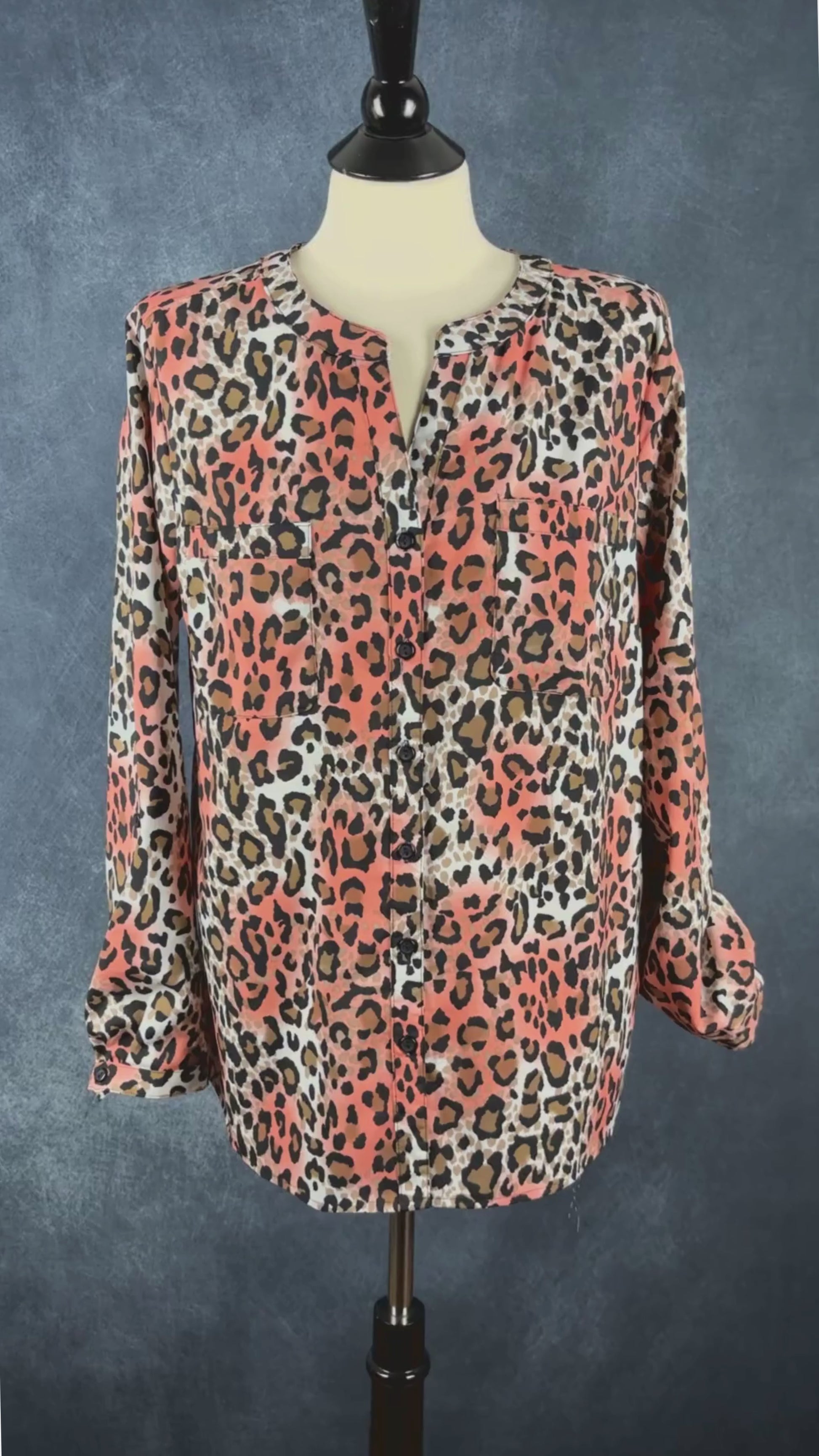 Blouse colorée motif léopard Maison Cinqcent, taille large. Vue de la vidéo qui présente tous les détails de la blouse.