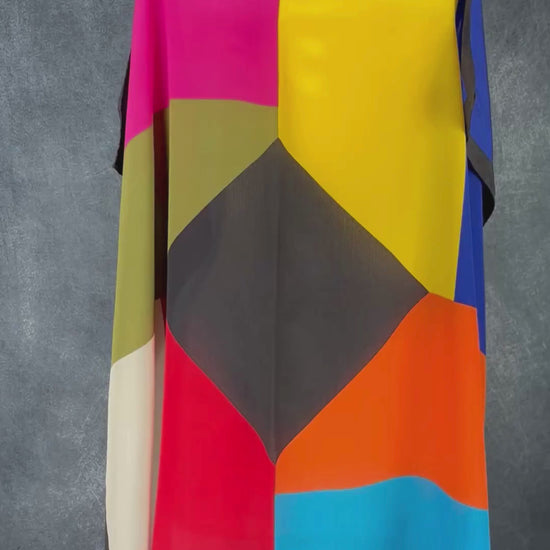 Foulard coloré à motifs géo Simon Chang, format carré. Vue de la vidéo qui présente tous les détails du foulard.