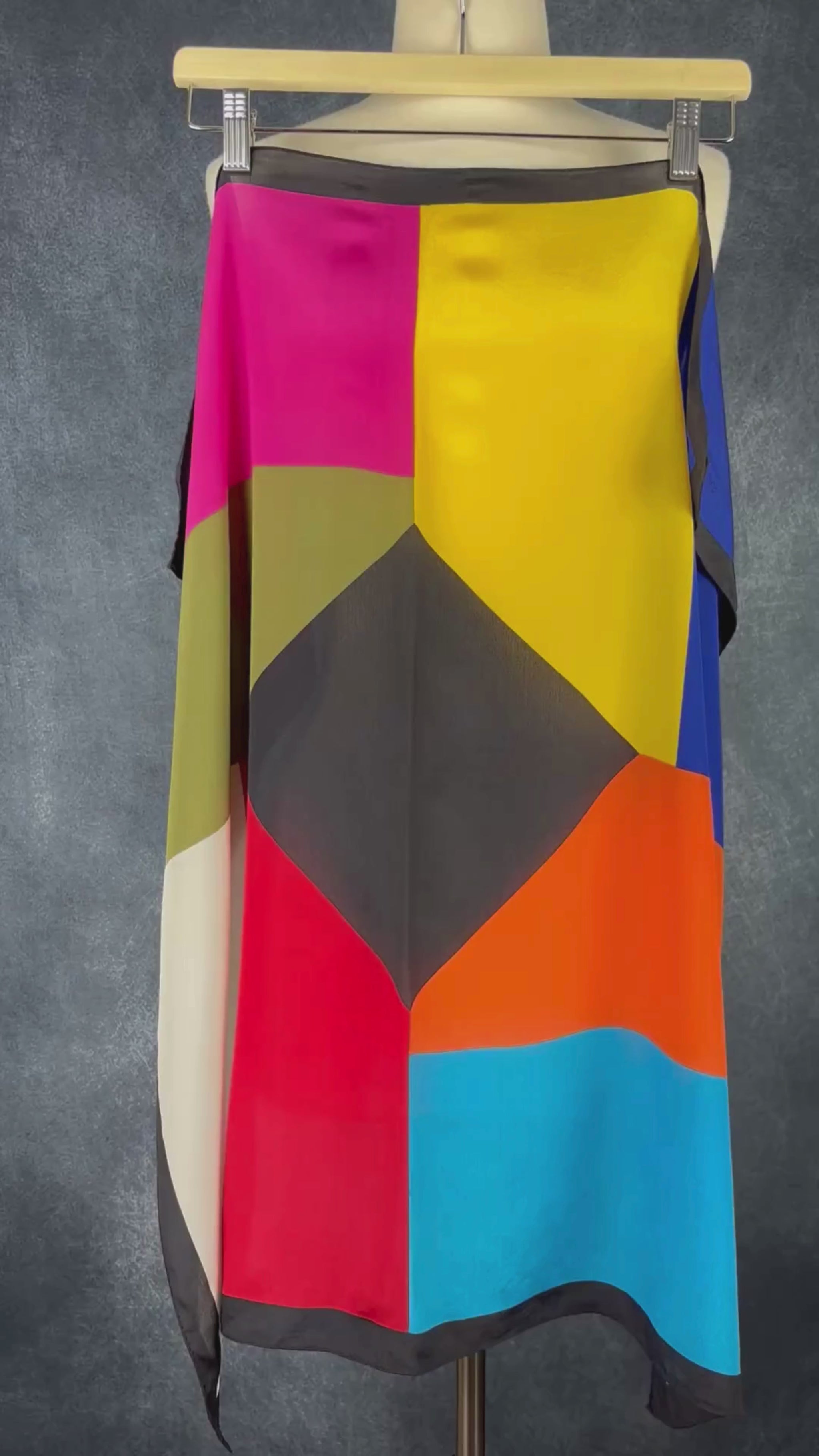Foulard coloré à motifs géo Simon Chang, format carré. Vue de la vidéo qui présente tous les détails du foulard.