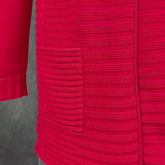 Veste mi-longue en tricot rouge Olsen, taille large (14). Vue de la vidéo qui présente tous les détails de la veste.