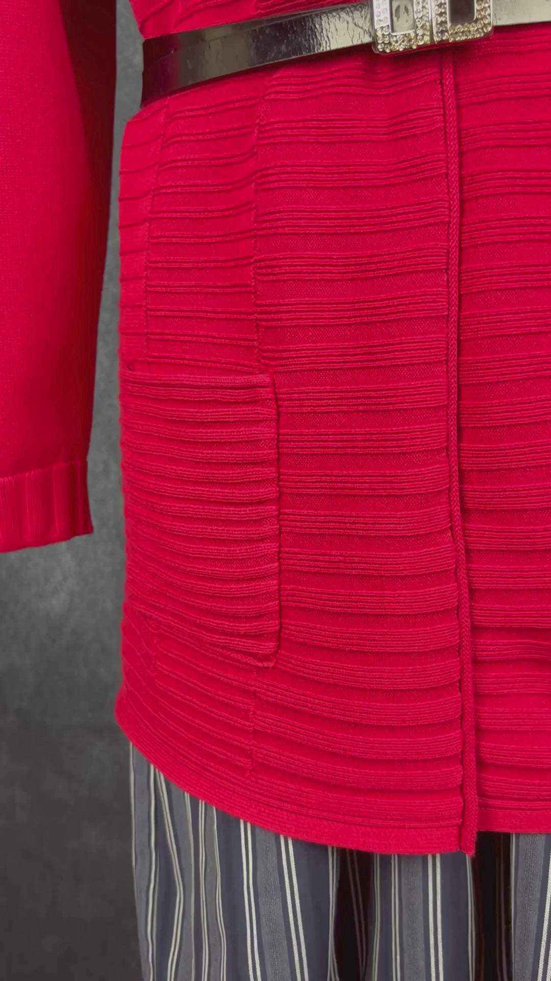 Veste mi-longue en tricot rouge Olsen, taille large (14). Vue de la vidéo qui présente tous les détails de la veste.