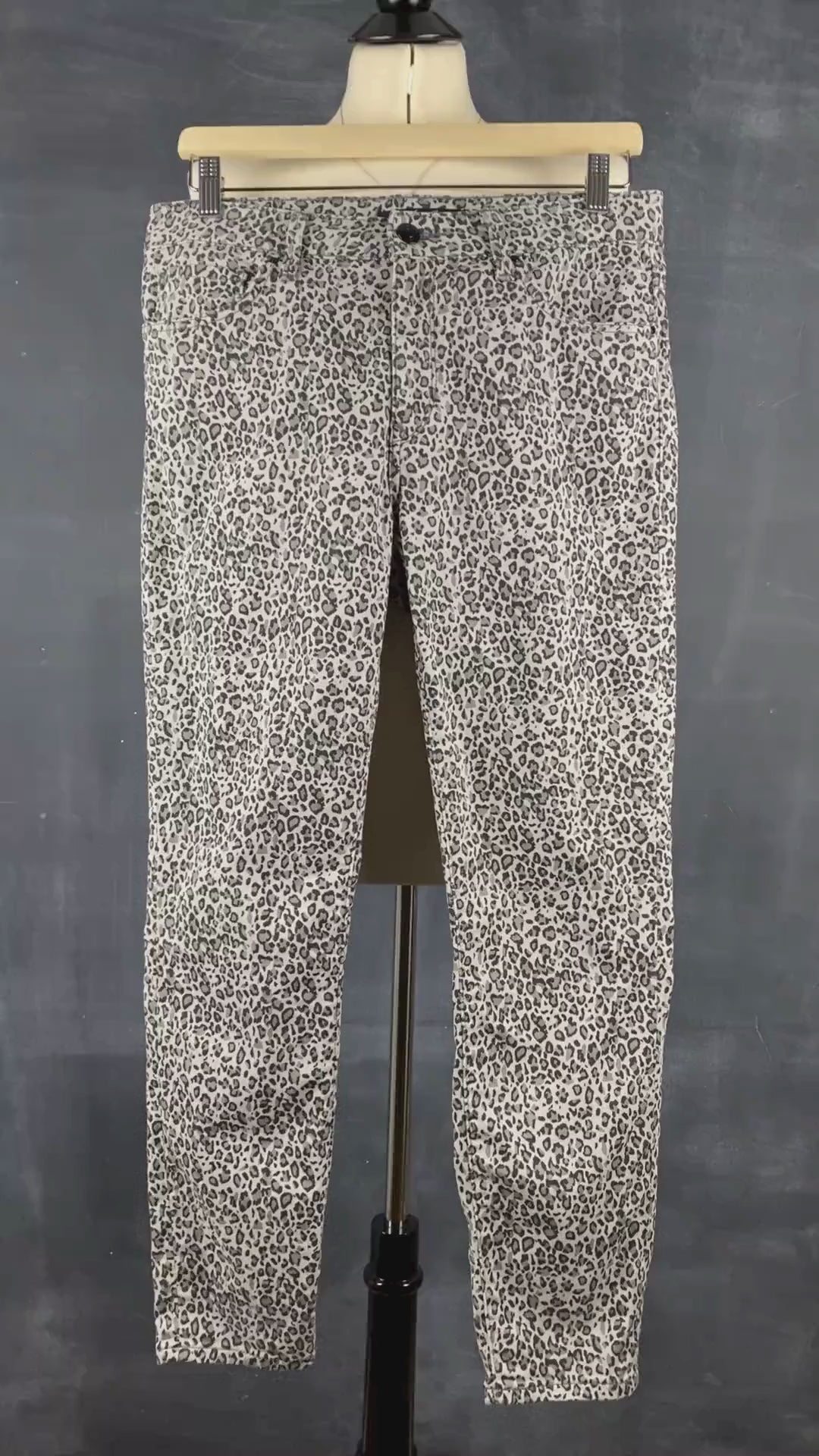 Pantalon denim coupe jeans étroit à motif léopard Mavi taille 30. Vue de la vidéo qui présente tous les détails du pantalon.