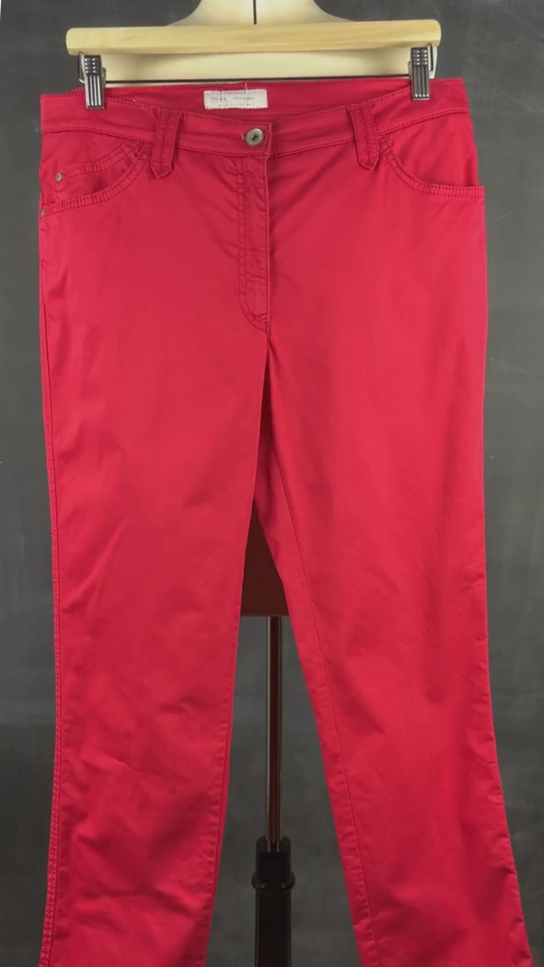 Pantalon rose fuchsia Brax, taille 32. Vue de la vidéo qui présente tous les détails du pantalon.