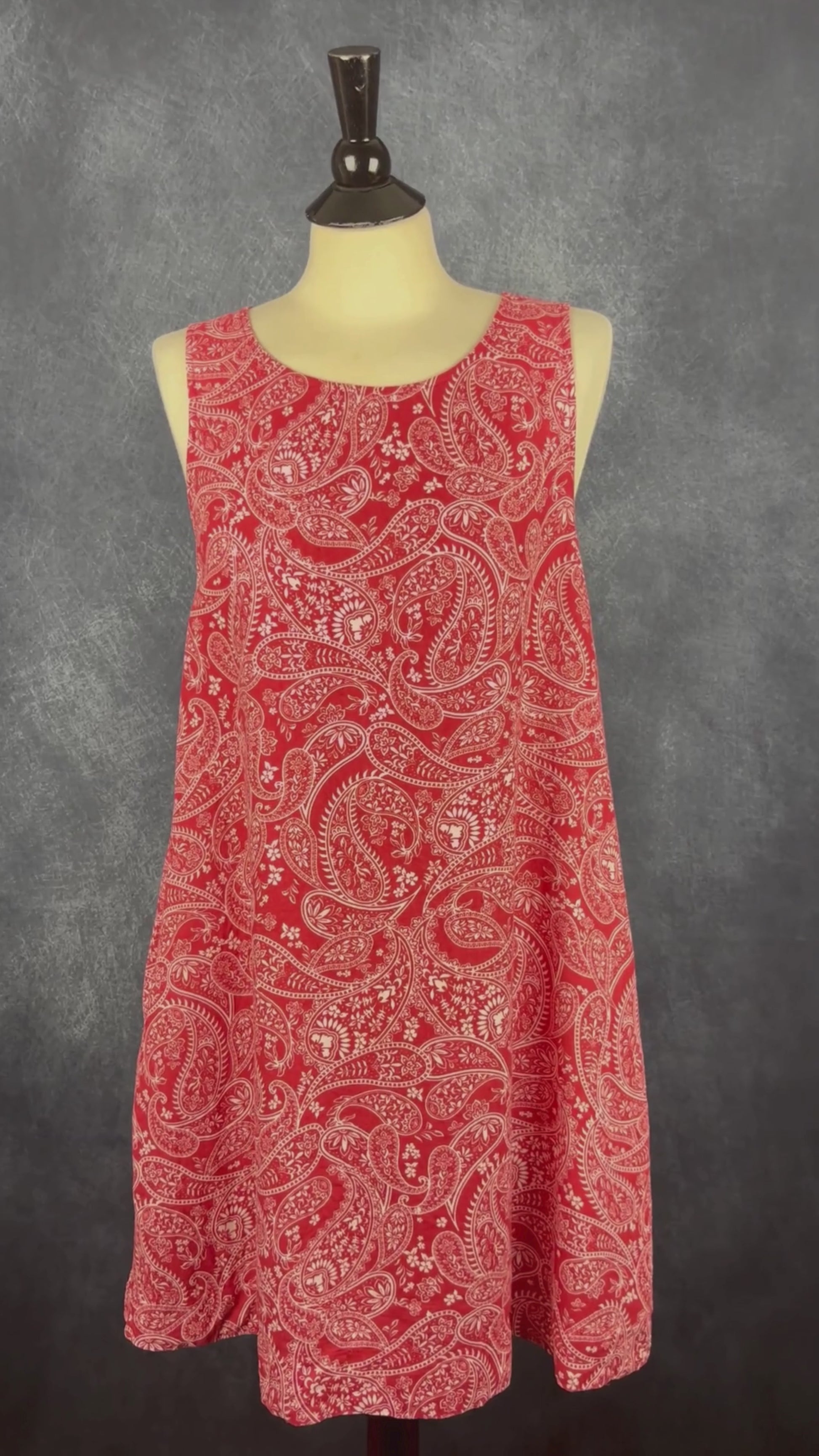 Robe en lin rouge rouille à motifs blancs et poches Rachel Zoe, taille medium (environ large). Vue de la vidéo qui présente tous les détails de la robe.