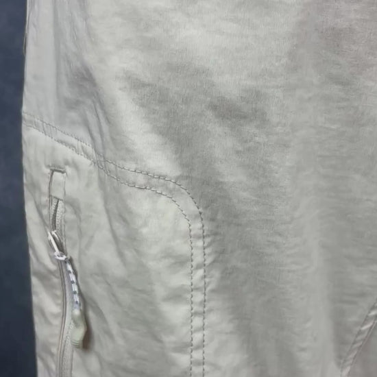 Pantalon beige crème parfait pour voyager Chlorophylle, taille 12. Vue de la vidéo qui présente tous les détails du pantalon.