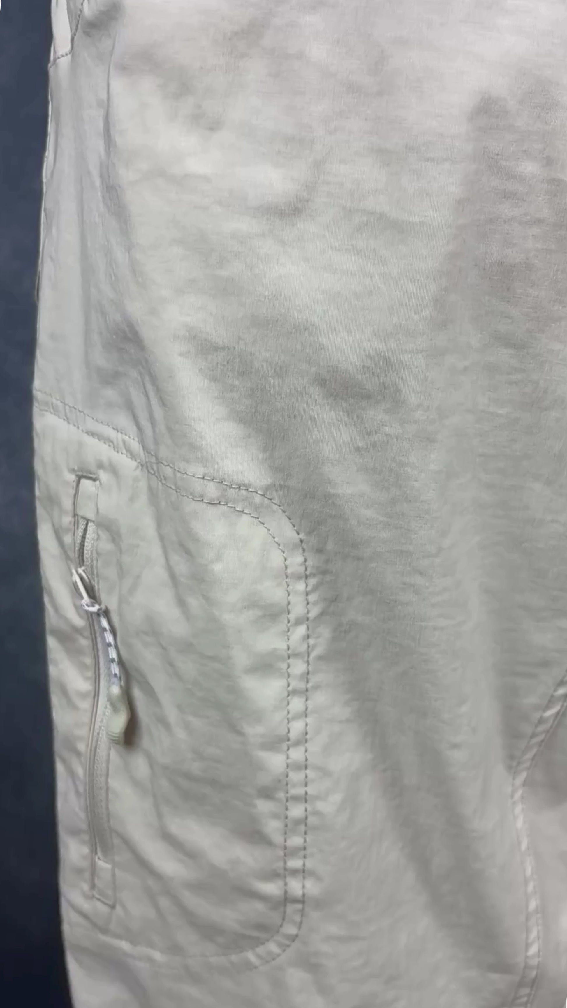 Pantalon beige crème parfait pour voyager Chlorophylle, taille 12. Vue de la vidéo qui présente tous les détails du pantalon.