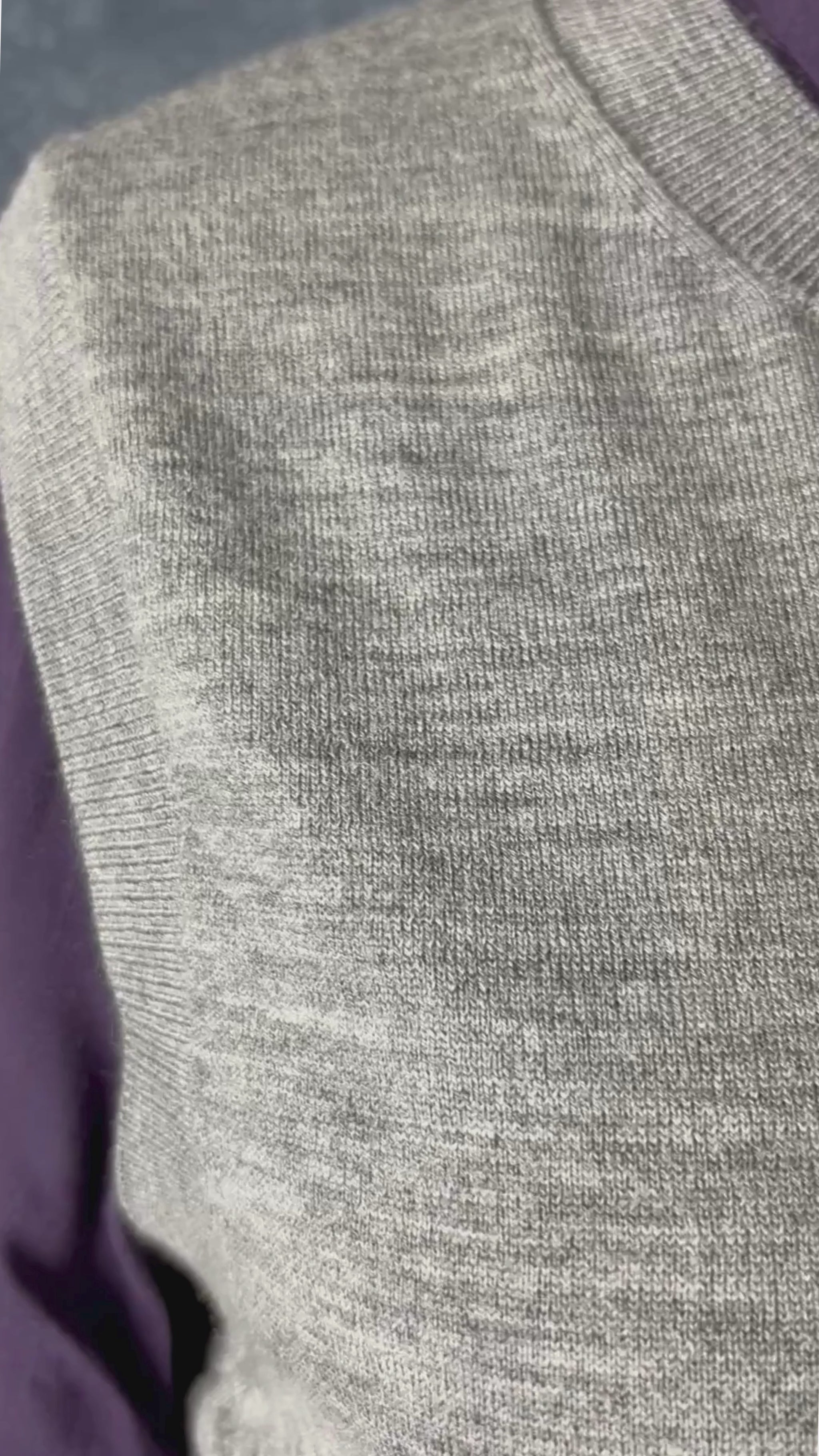 Débardeur gris chiné en fine laine mérinos extensible Banana Republic, taille small. Vue de la vidéo qui présente tous les détails du débardeur.