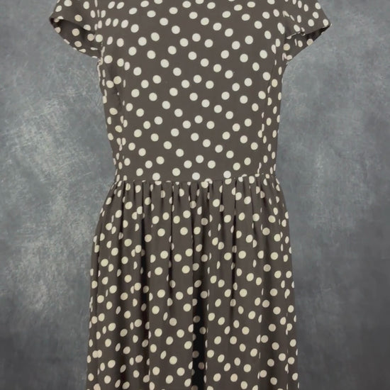Robe longue maxi noire à pois blancs Mimz, taille medium. Vue de la vidéo qui présente tous les détails de la robe.