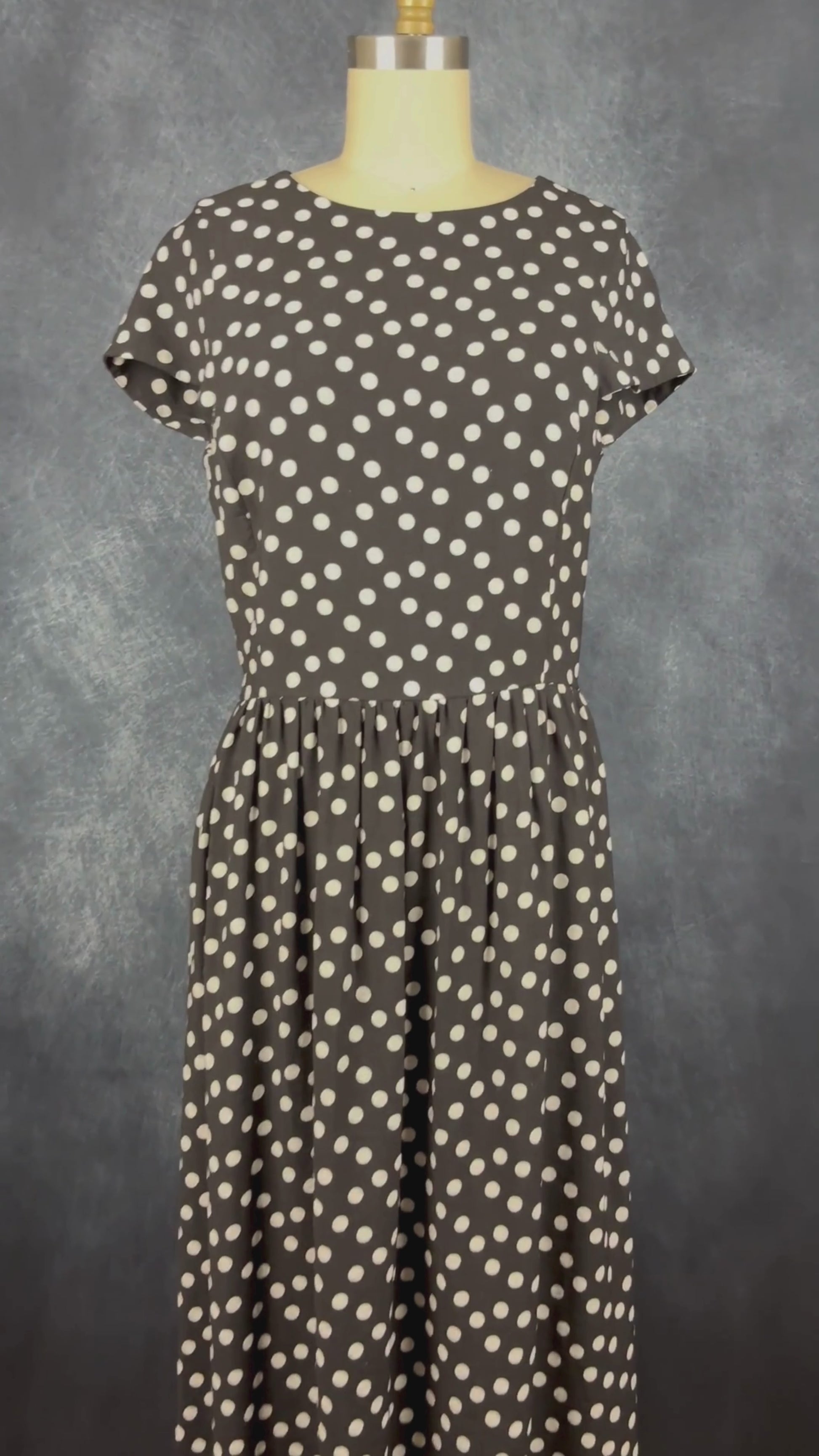 Robe longue maxi noire à pois blancs Mimz, taille medium. Vue de la vidéo qui présente tous les détails de la robe.