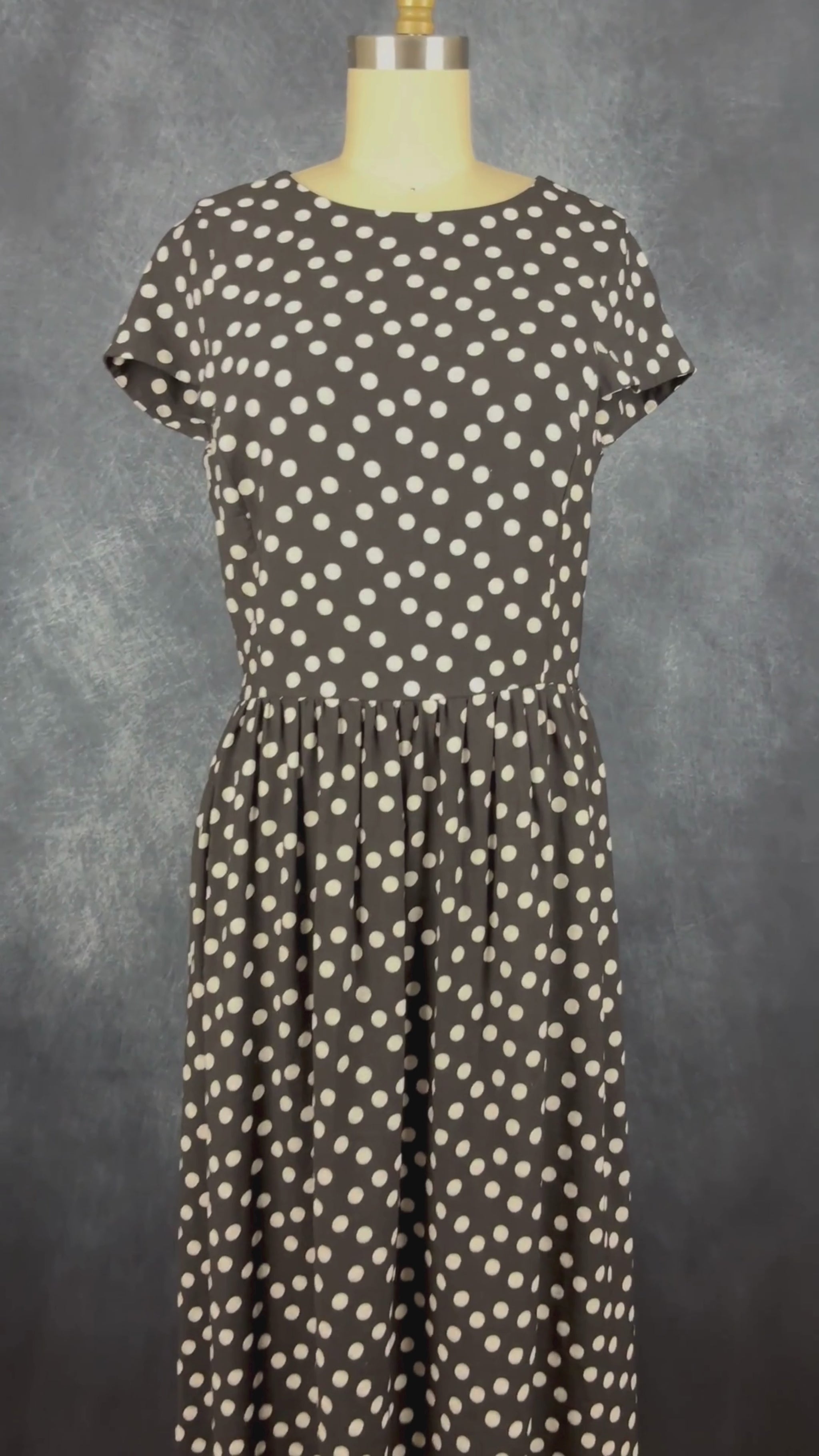Robe longue maxi noire à pois blancs Mimz, taille medium. Vue de la vidéo qui présente tous les détails de la robe.
