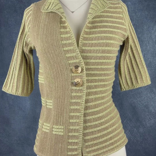 Cardigan en tricot beige et vert Belamie, taille medium (plus small). Vue de la vidéo qui présente tous les détails de la veste.