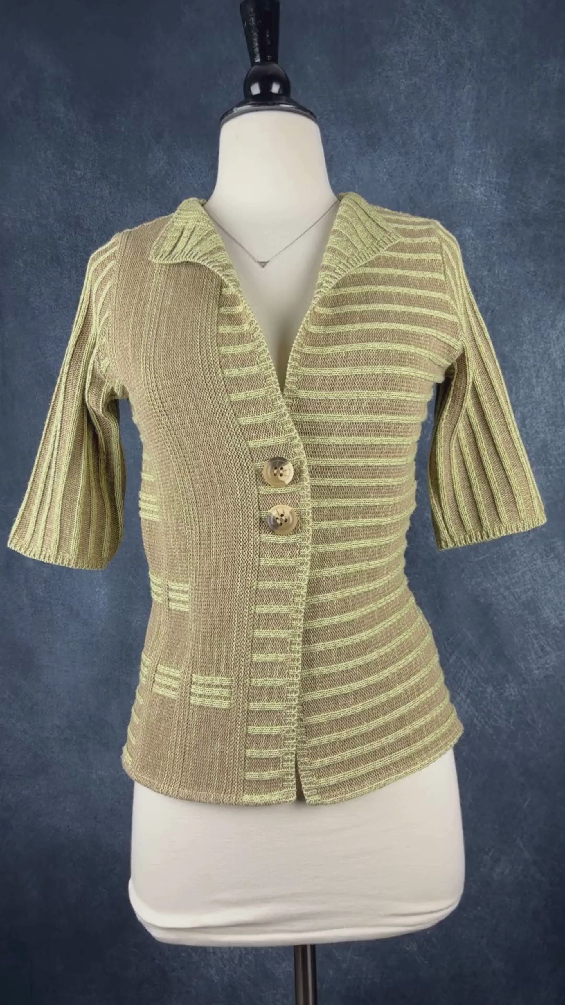 Cardigan en tricot beige et vert Belamie, taille medium (plus small). Vue de la vidéo qui présente tous les détails de la veste.