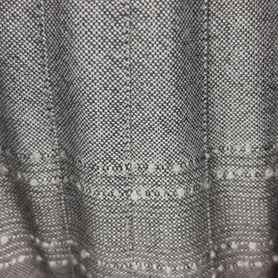 Sac sceau noir à poignée et bandoulière en cuir Want Les Essentiels. Vue de la vidéo qui  présente tous les détails du sac et quelques idées d'agencements.