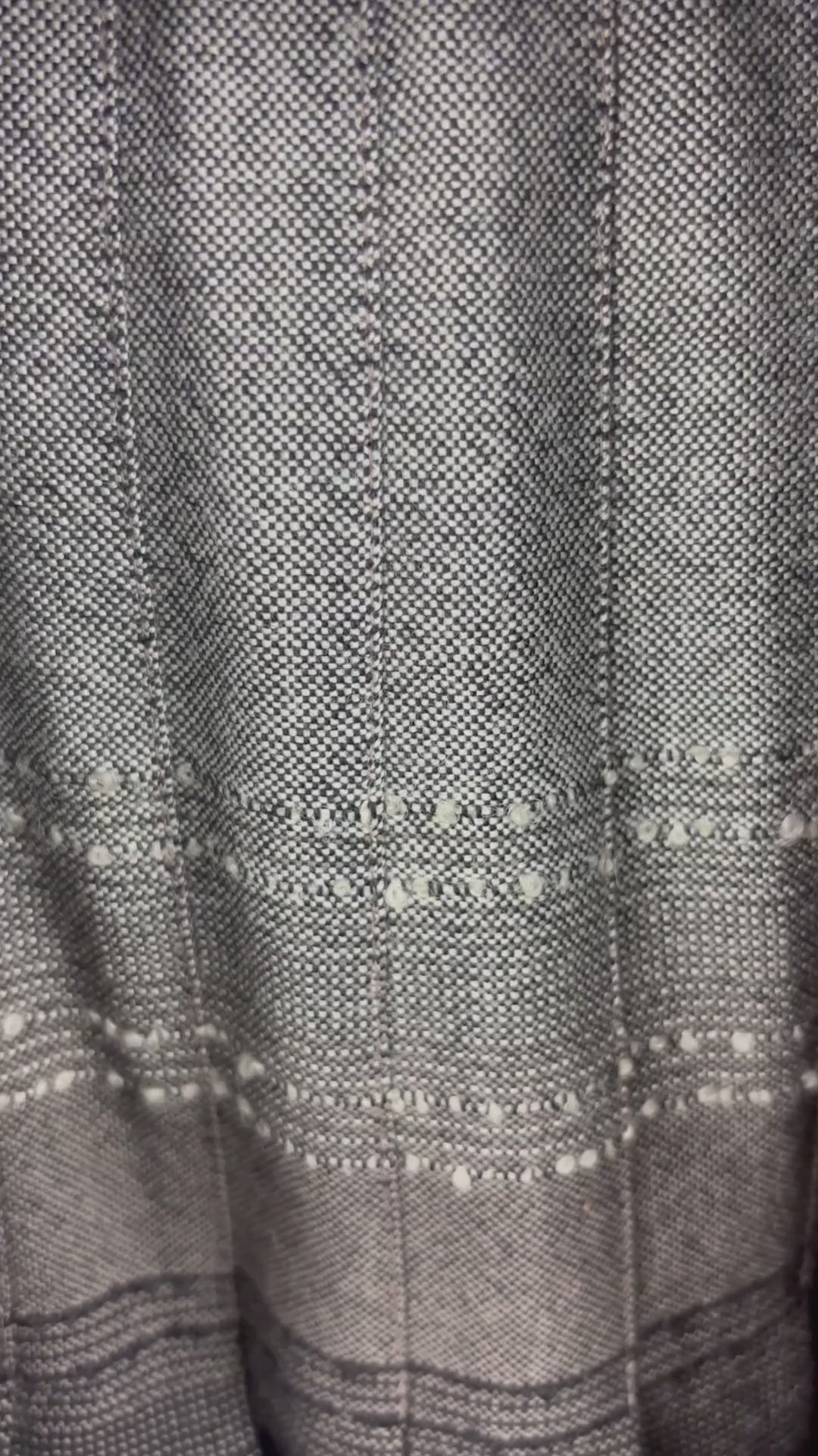 Sac sceau noir à poignée et bandoulière en cuir Want Les Essentiels. Vue de la vidéo qui  présente tous les détails du sac et quelques idées d'agencements.