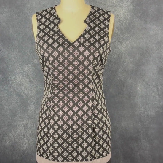 Robe droite jolis motifs Dinh Ba, taille small. Vue de la vidéo qui présente tous les détails de la robe.