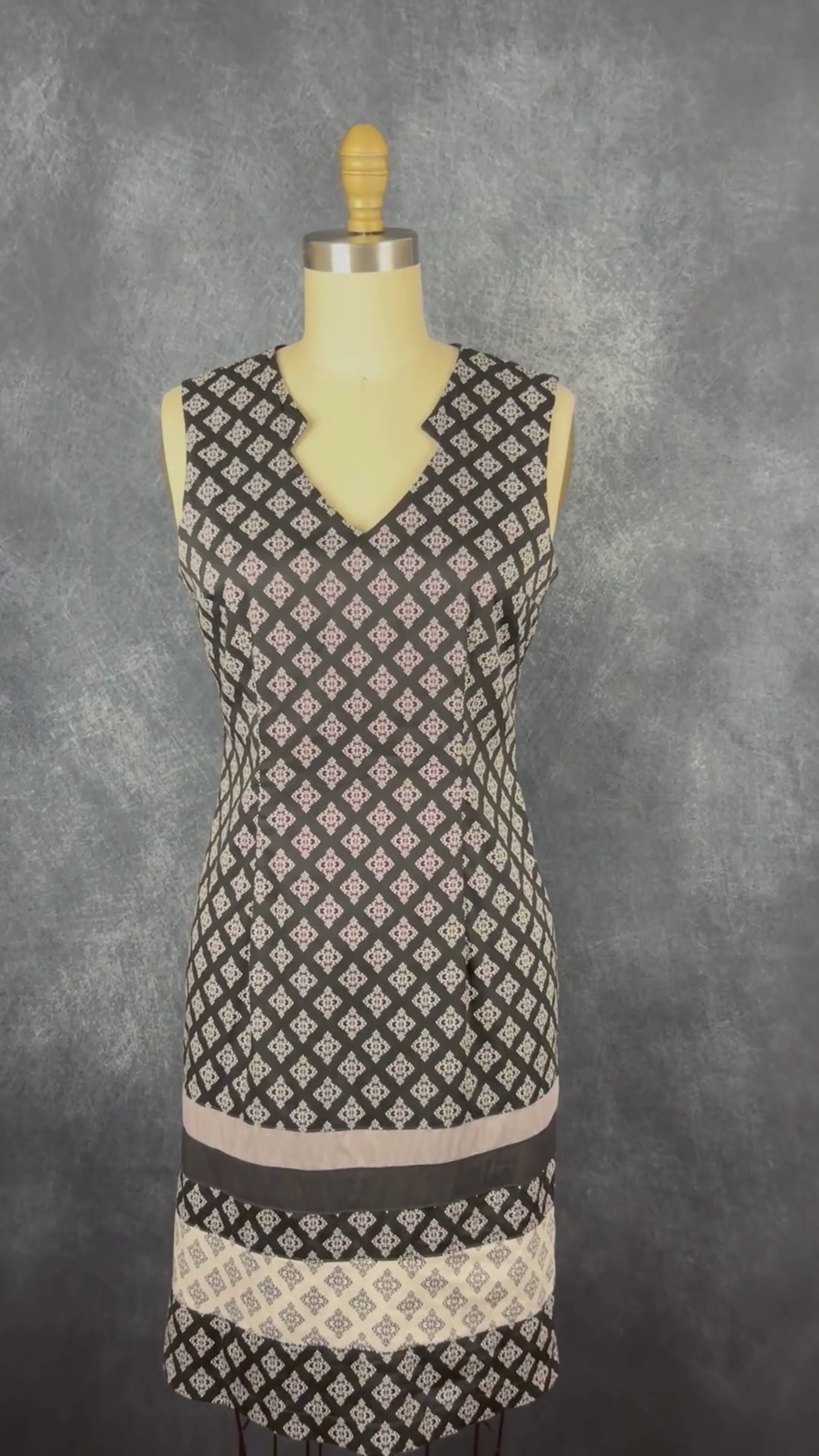 Robe droite jolis motifs Dinh Ba, taille small. Vue de la vidéo qui présente tous les détails de la robe.