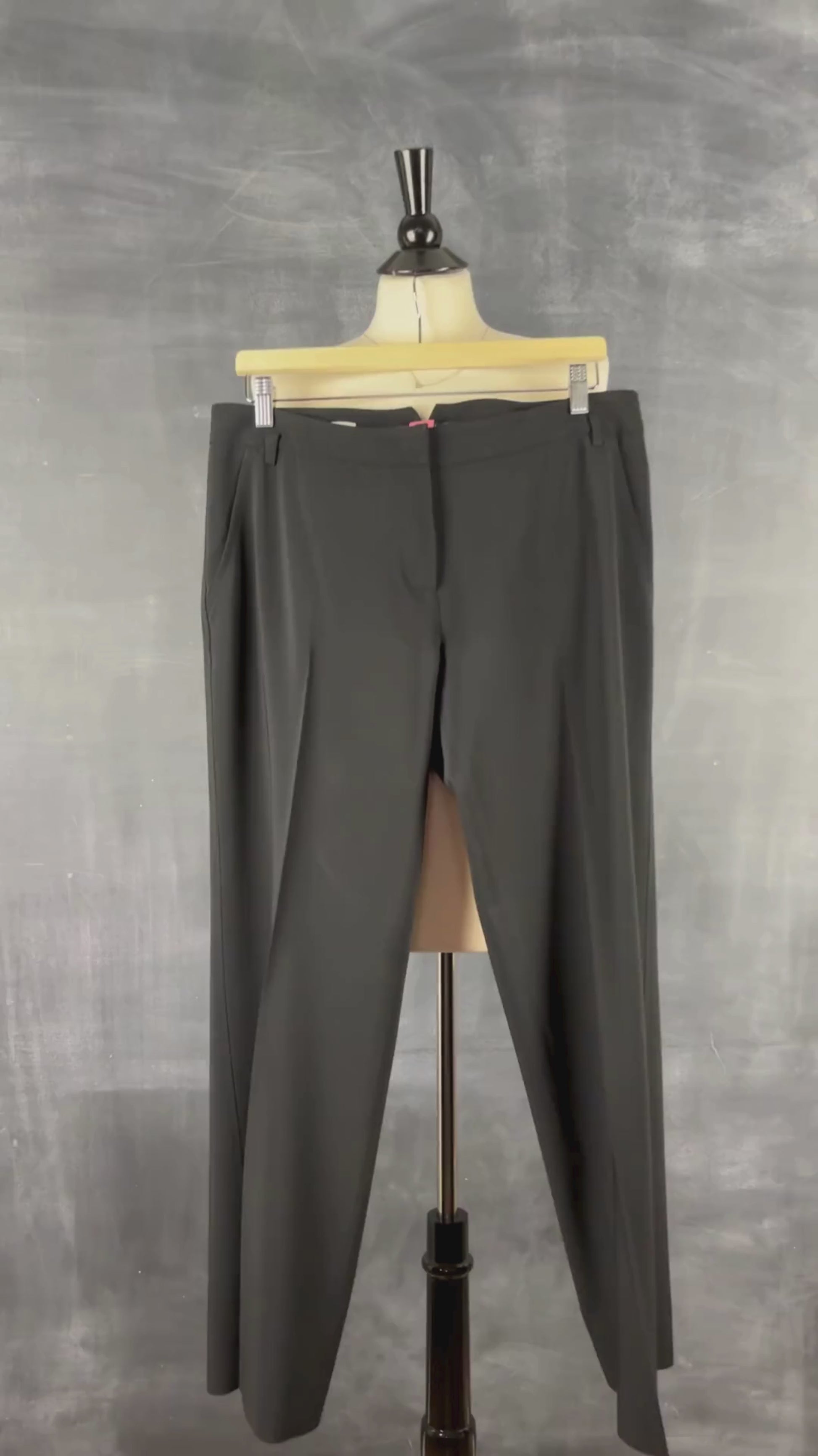 Pantalon noir classique Weekend MaxMara, taille estimée à m/l. Vue de la vidéo qui présente tous les détails du pantalon.