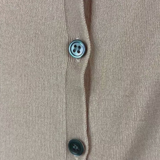 Cardigan en fin tricot de laine pêche/corail, Theory, taille small. Vue de la vidéo qui présente tous les détails du cardigan.