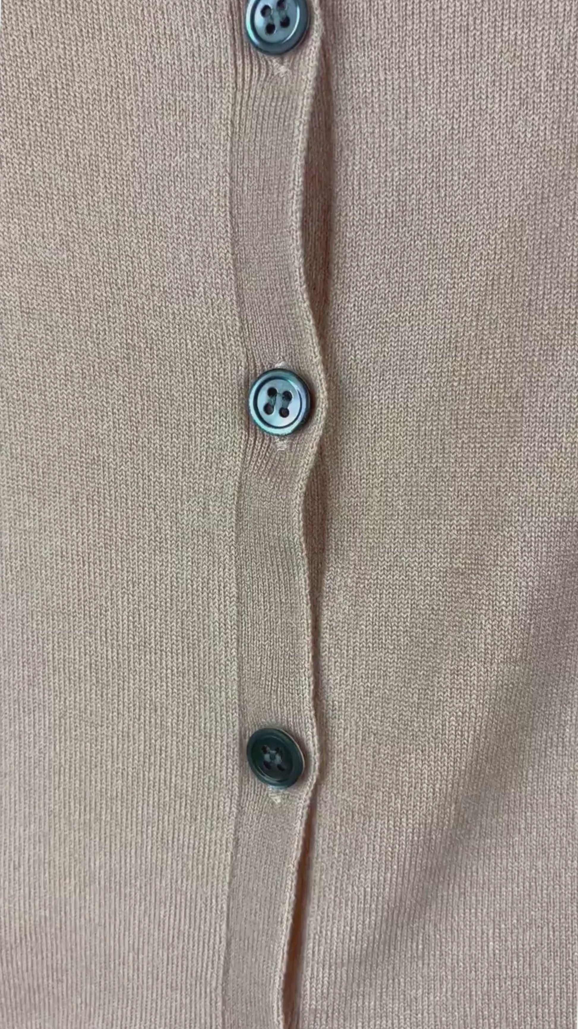 Cardigan en fin tricot de laine pêche/corail, Theory, taille small. Vue de la vidéo qui présente tous les détails du cardigan.