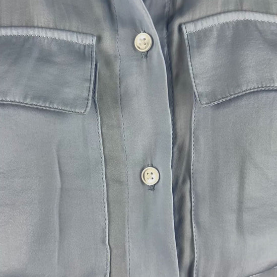 Blouse satinée bleu doux à taille soulignée de deux bandes de tissu à nouer, Tristan, taille xs. Vue de la vidéo qui présente tous les détails de la blouse.