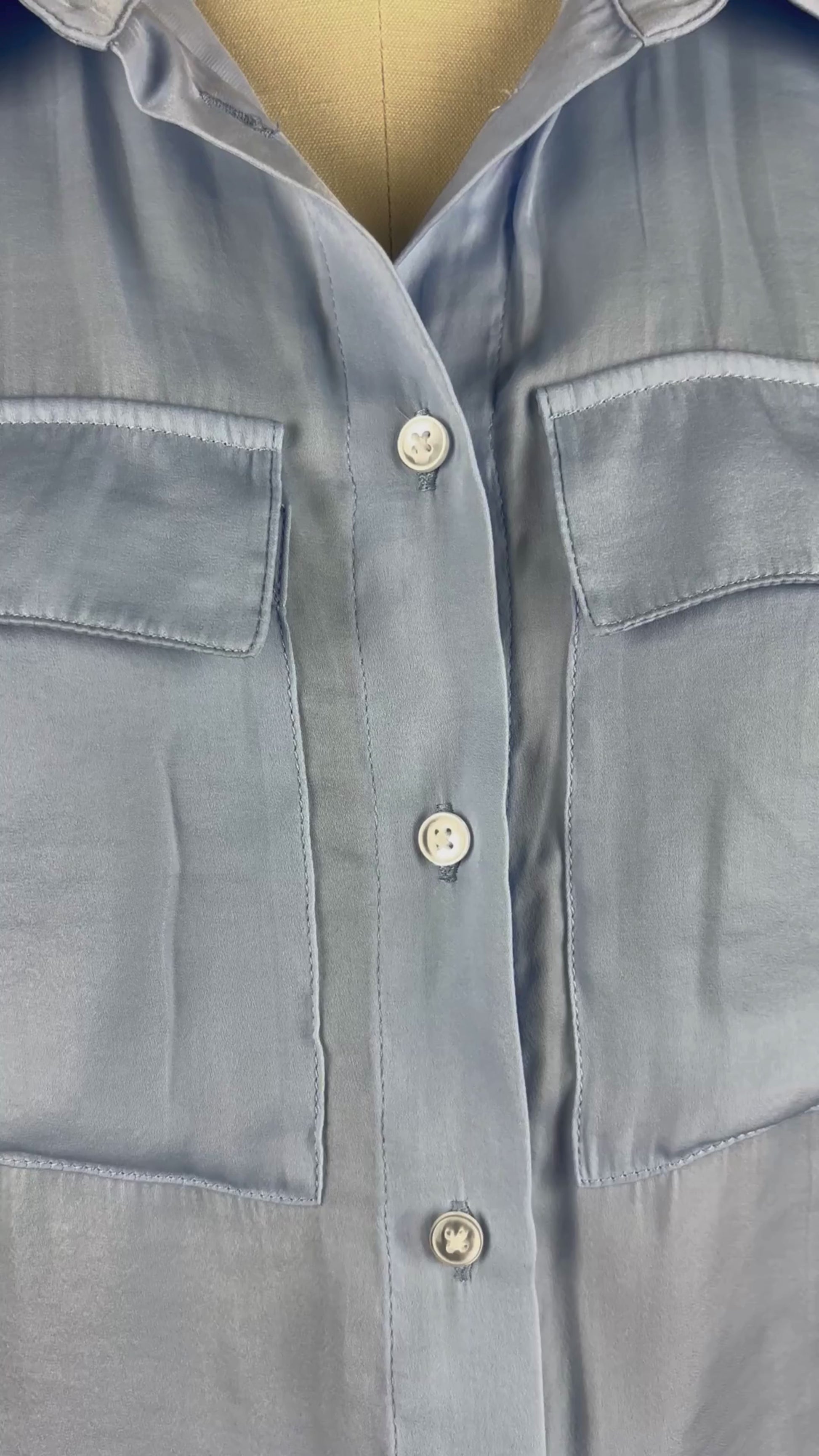 Blouse satinée bleu doux à taille soulignée de deux bandes de tissu à nouer, Tristan, taille xs. Vue de la vidéo qui présente tous les détails de la blouse.