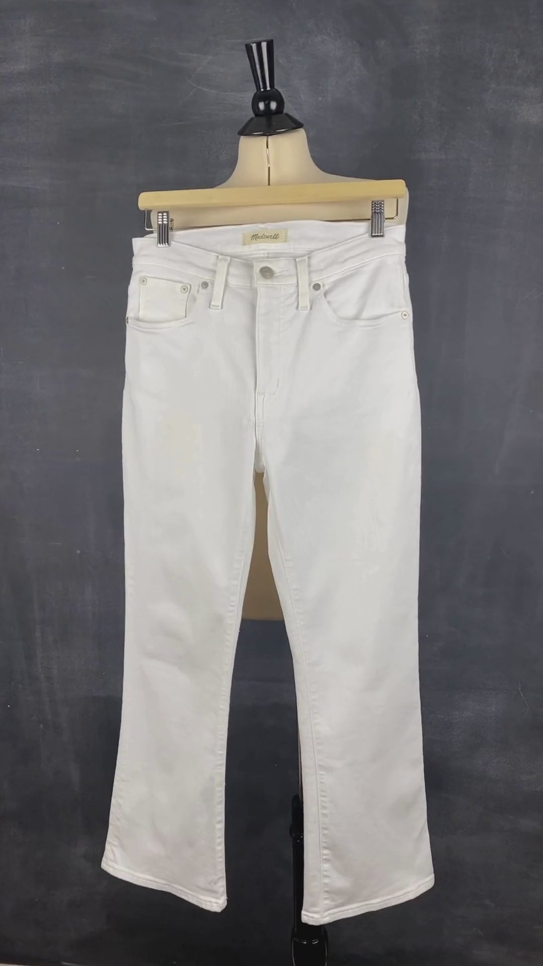 Pantalon blanc légèrement évasé Madewell, taille 28. Vue de la vidéo qui présente tous les détails du pantalon.