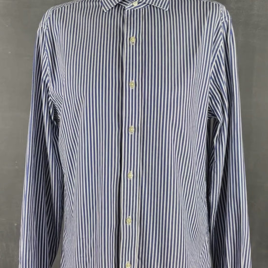 Chemise à rayures bleues Tommy Hilfiger, taille estimée à medium oversize. Vue de la vidéo qui présente tous les détails de la chemise.