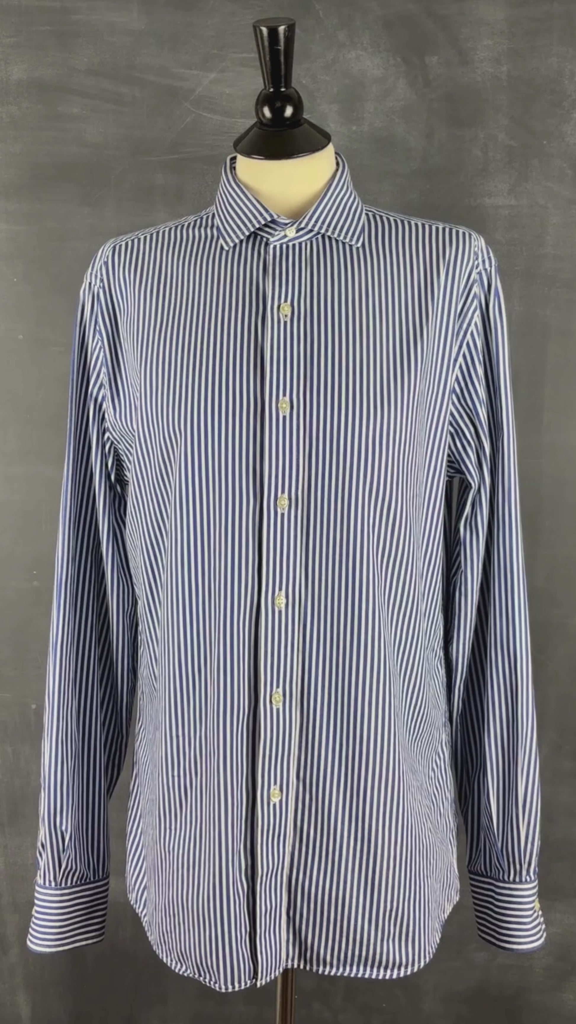 Chemise à rayures bleues Tommy Hilfiger, taille estimée à medium oversize. Vue de la vidéo qui présente tous les détails de la chemise.