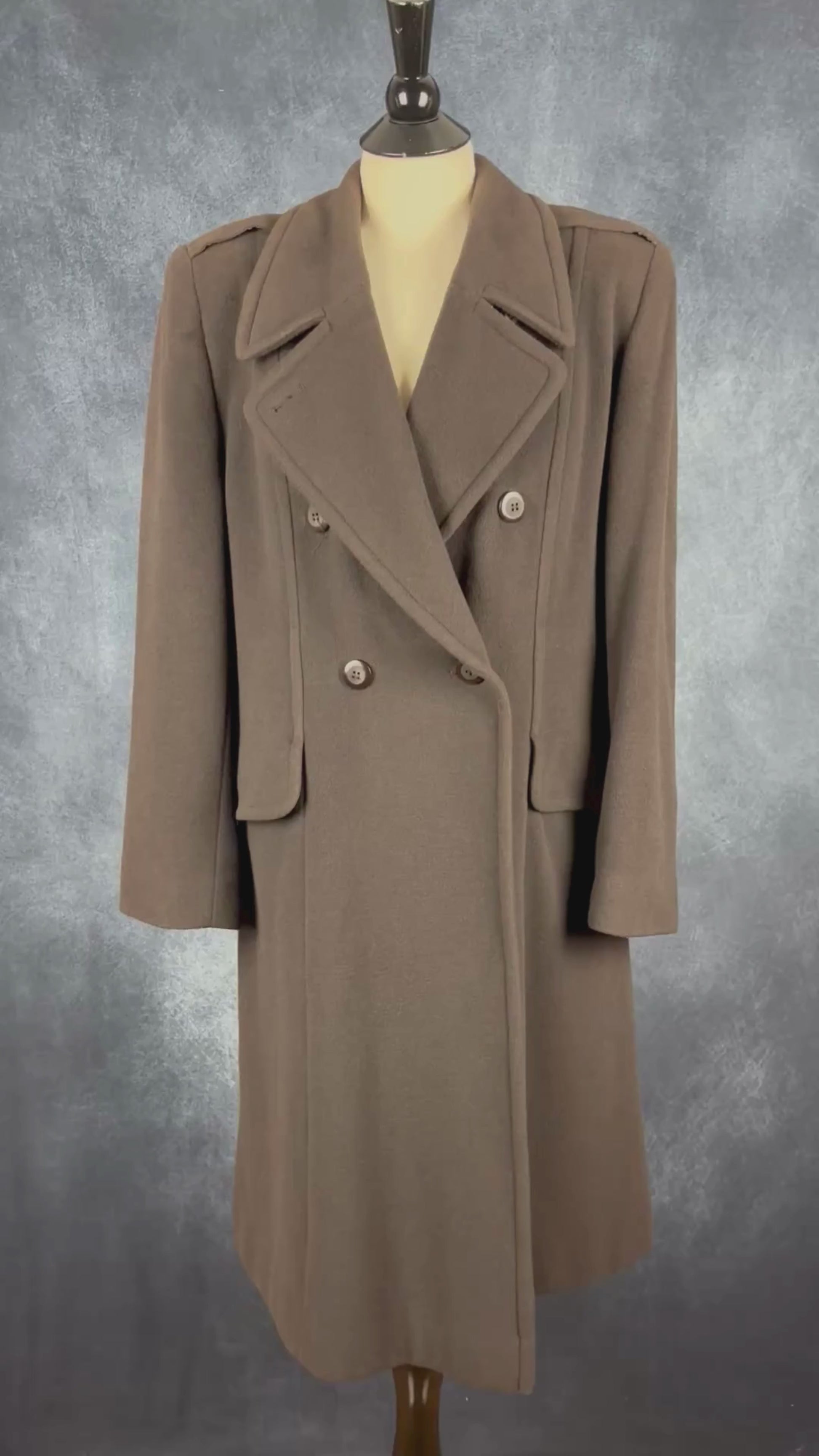Manteau long en laine et angora vintage brun chocolat Marisa Minicucci, taille 10, estimée à large. Vue de la vidéo qui présente tous les détails du manteau.