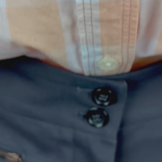 Pantalon gris-bleuté classique avec pli central Marc Aurel, taille 42 (l). Vue de la vidéo qui présente tous les détails du pantalon.