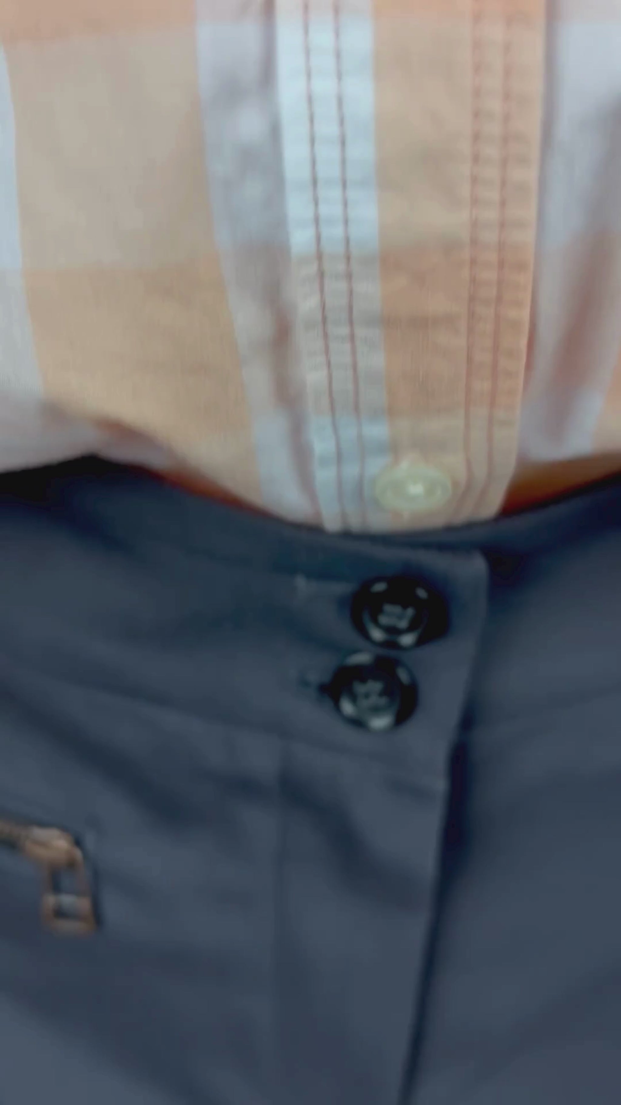 Pantalon gris-bleuté classique avec pli central Marc Aurel, taille 42 (l). Vue de la vidéo qui présente tous les détails du pantalon.