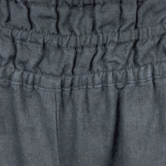 Pantalon en lin noir-bleu à taille froncée élastique by Anthropologie, taille medium. Vue de la vidéo qui présente tous les détails du pantalon.